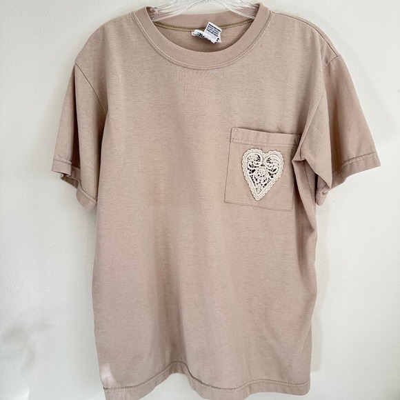 Tan‎ tee with chrochet heart - Picture 1 of 5